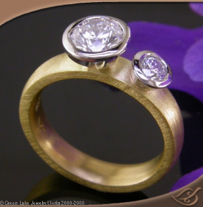 Unusual 18k Yellow Gold Mounting.